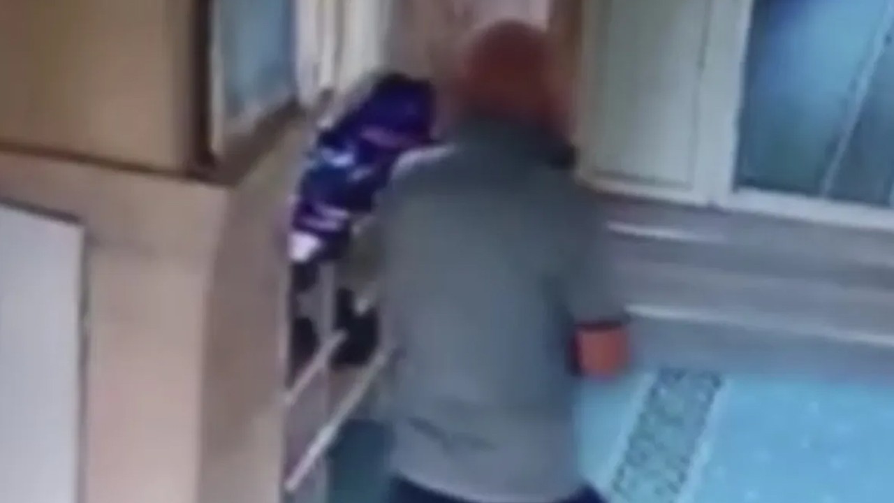 Camide ayakkabıları tek tek inceleyen hırsız beğendiklerini çalıp kaçtı