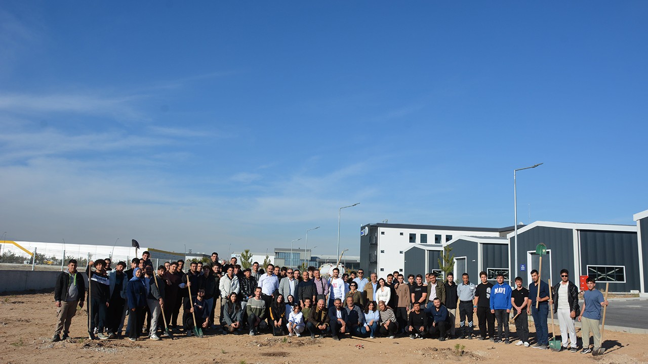 NEÜ,iki farklı etkinlikle şehitlerin hatırasını yeşertti