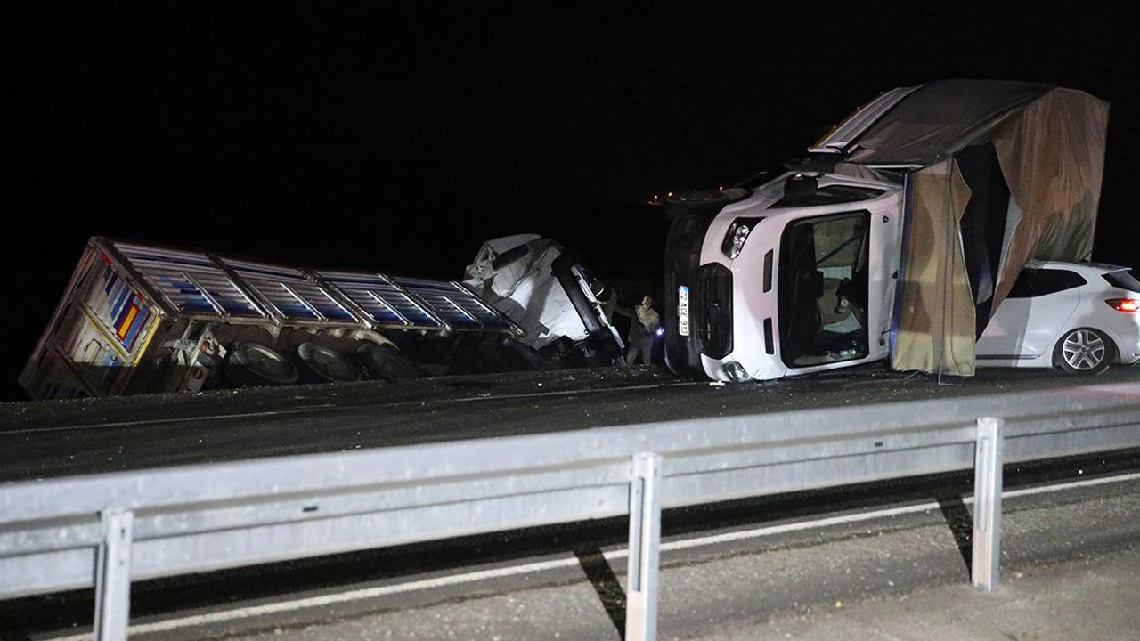 5 araç birbirine girdi: 4 ölü, 13 yaralı