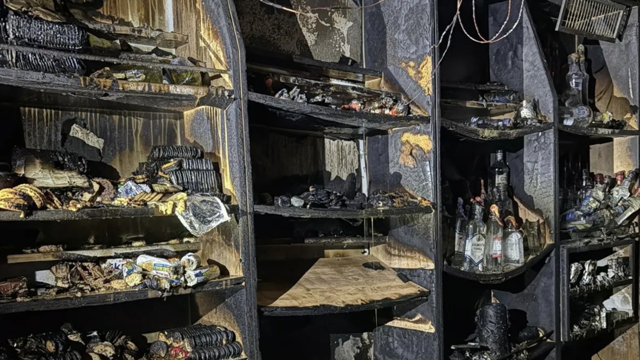 Ailesiyle tartışan genç babasının dükkanını ateşe verdi