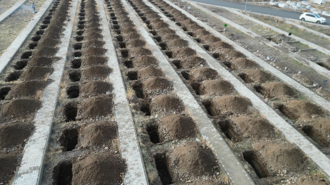 Dondurucu soğuklar öncesi '500 kışlık mezar' kazıldı