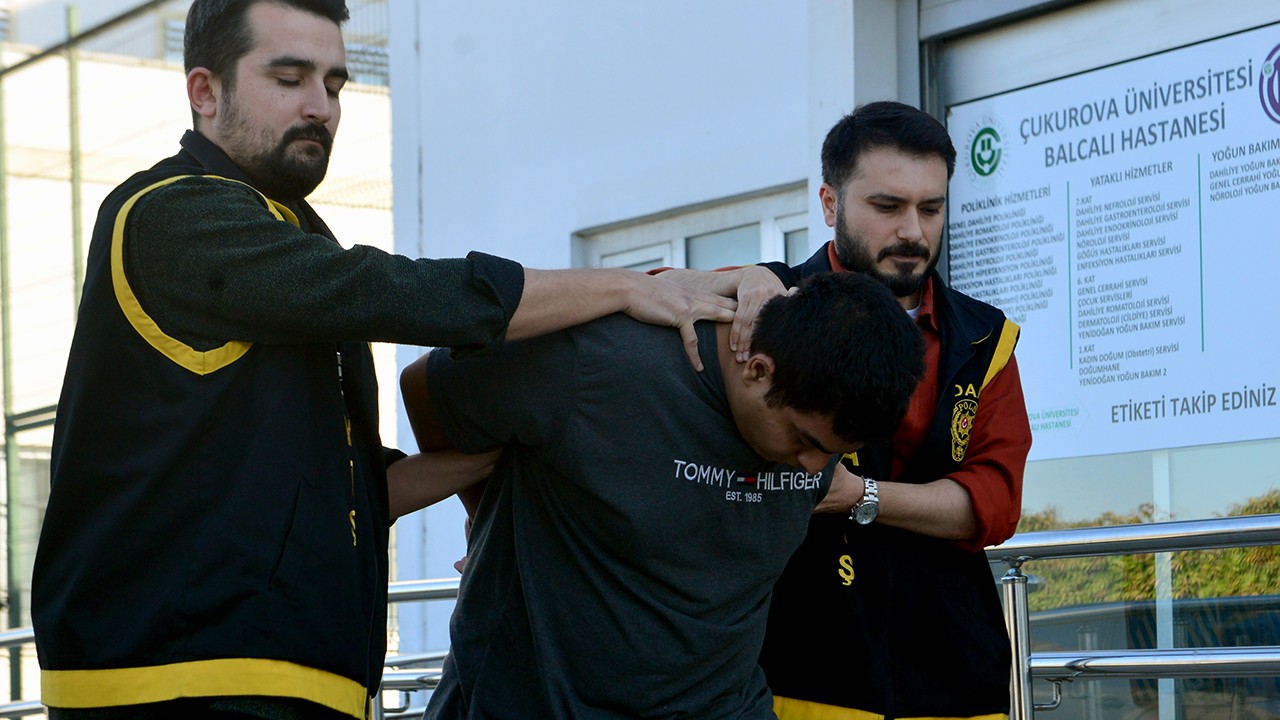 Husumetli olduğu komşusunu öldürdü, oğullarını yaraladı