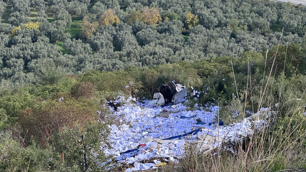 Kamyonet uçuruma devrildi: 2 ölü