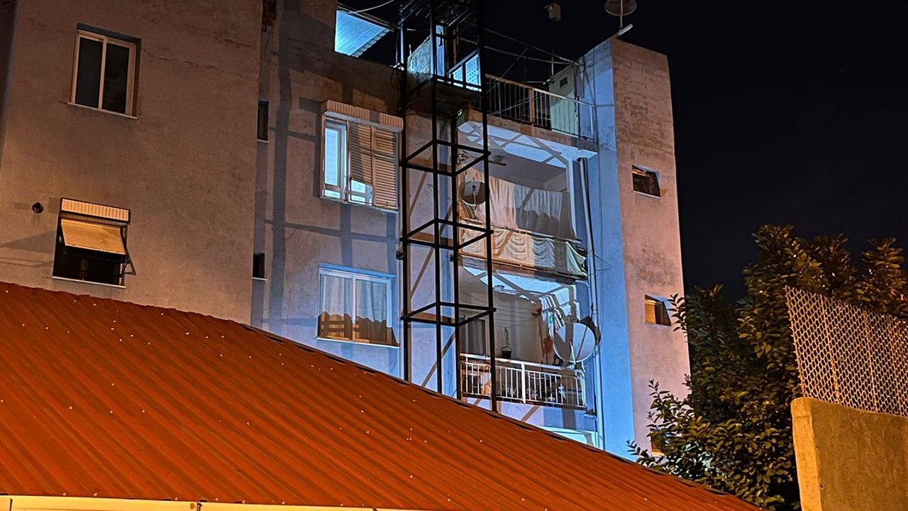 Kardeşi için yaptırdığı engelli asansöründen düşerek öldü