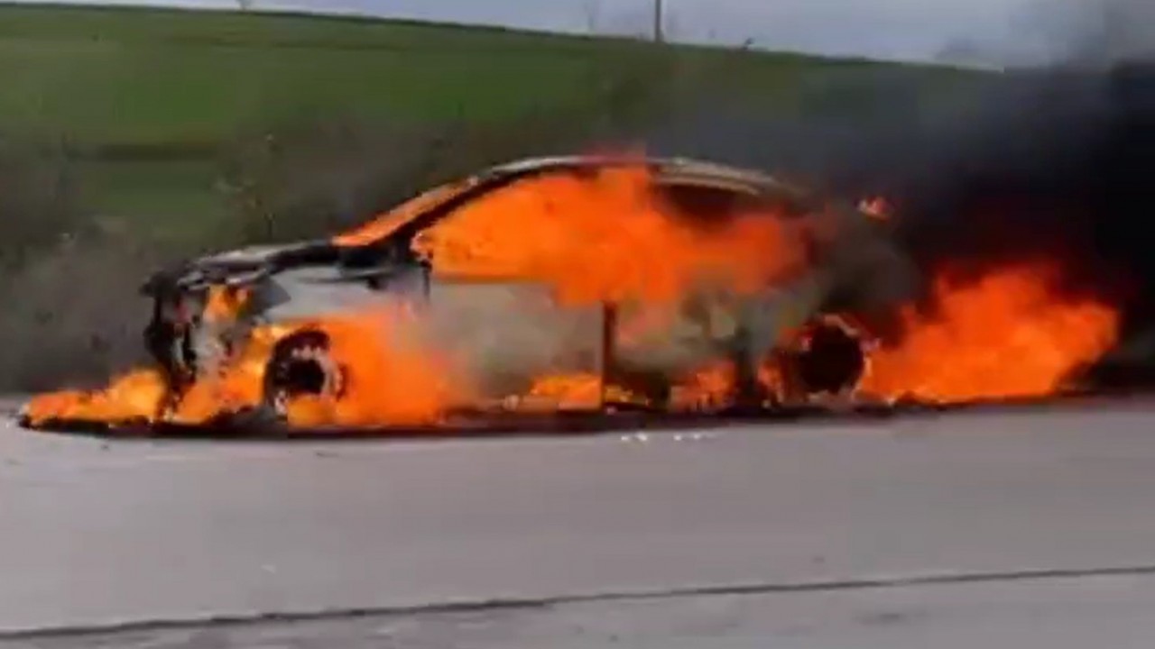 Otomobil seyir sırasında alev aldı, sürücü son anda kurtuldu