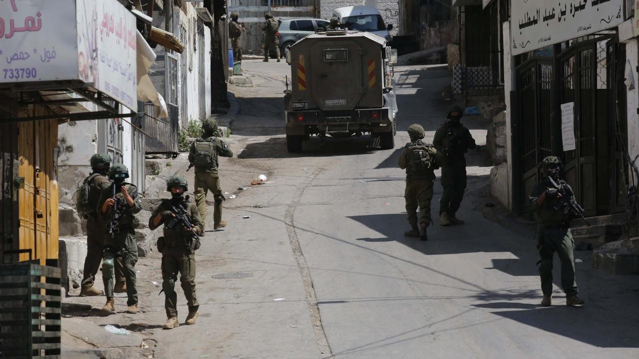 İsrail askerleri, Batı Şeria'da bir Filistinliyi öldürdü ve cesedini alıkoydu