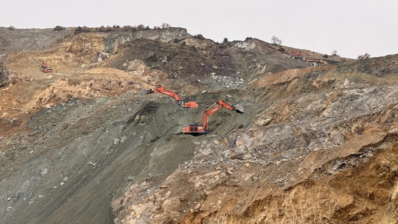 Göçük altında kalan şantiye müdürünü arama çalışmaları sürüyor