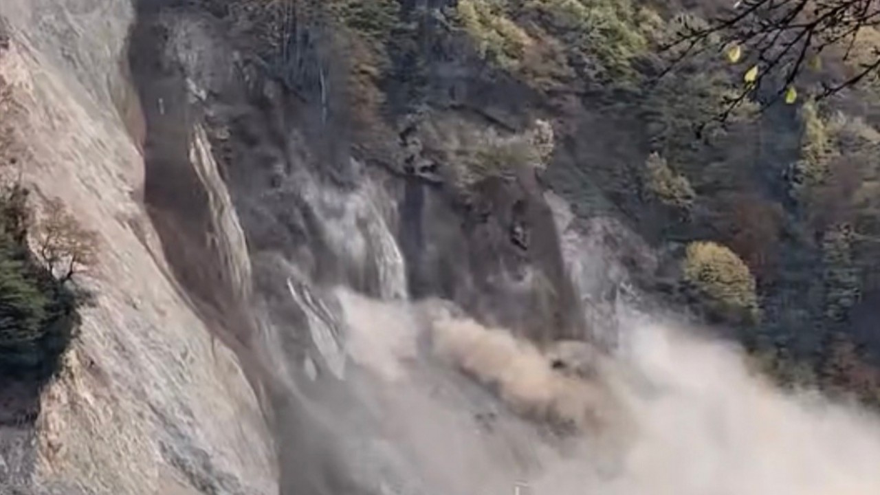 Heyelan anı kameraya yansıdı: Otomobil kıl payı kurtuldu