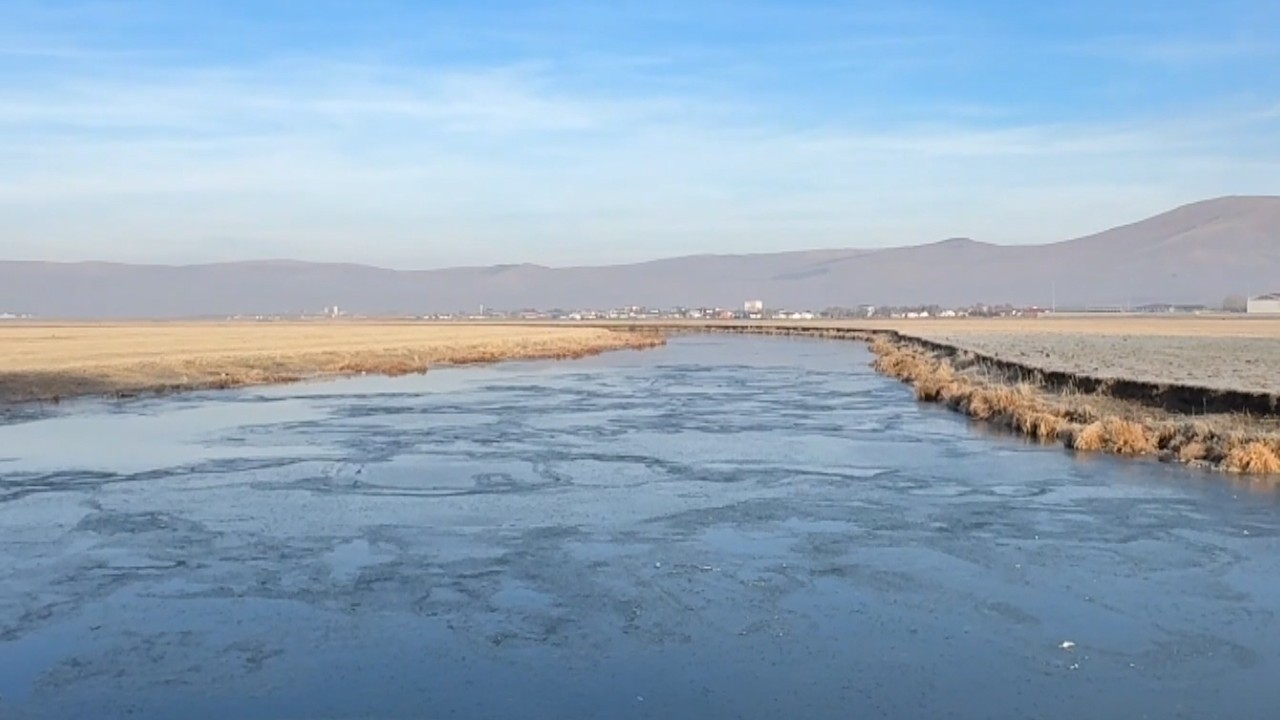 Kura Nehri'nin yüzeyi buz tutmaya başladı