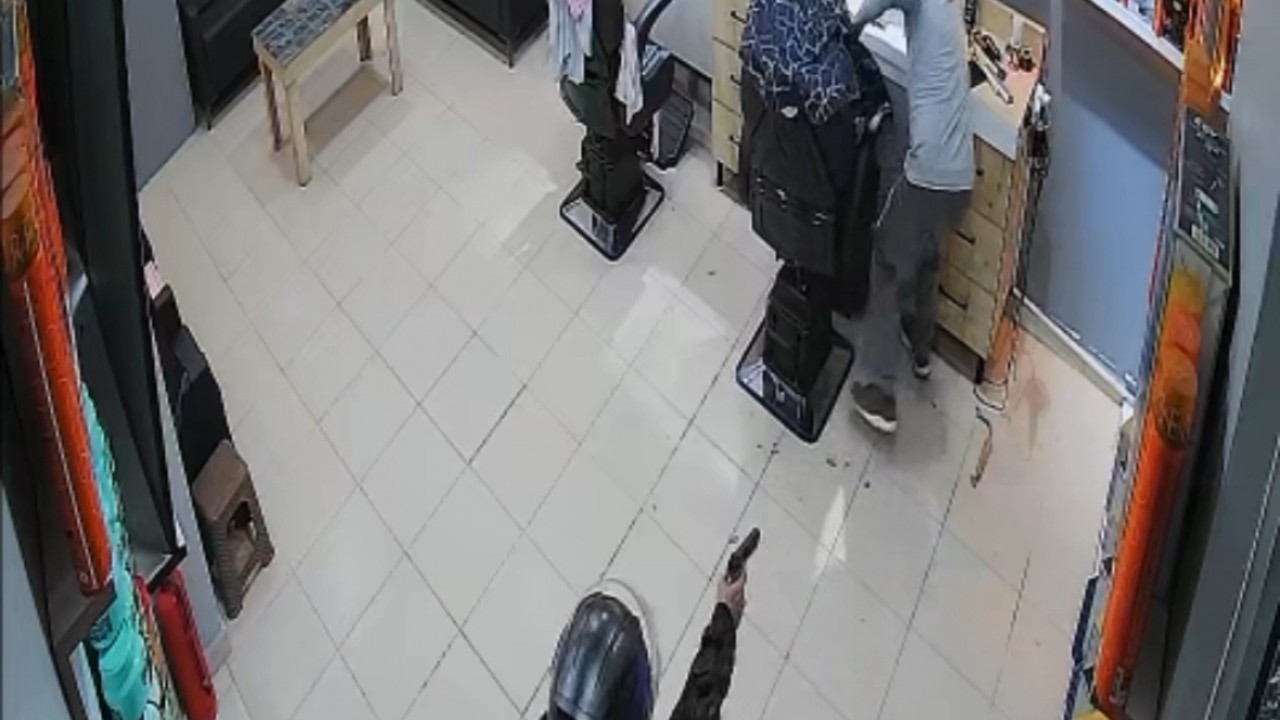 Dükkana giren kasklı saldırganın berbere ateş ettiği anlar kamerada