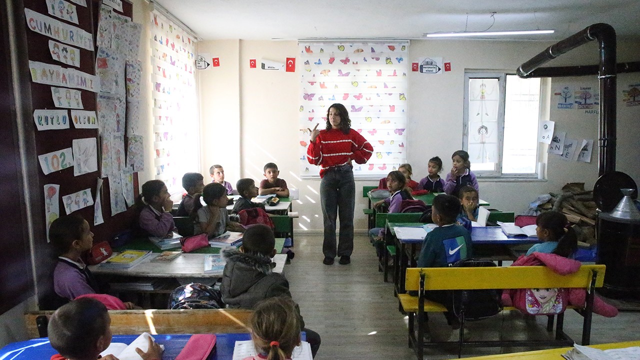 Okulunun hem müdürü hem öğretmeni hem de hizmetlisi