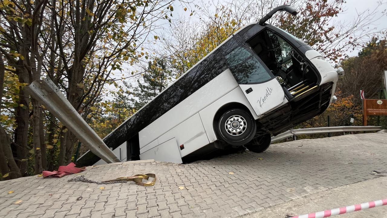 Tur otobüsü şarampole düştü