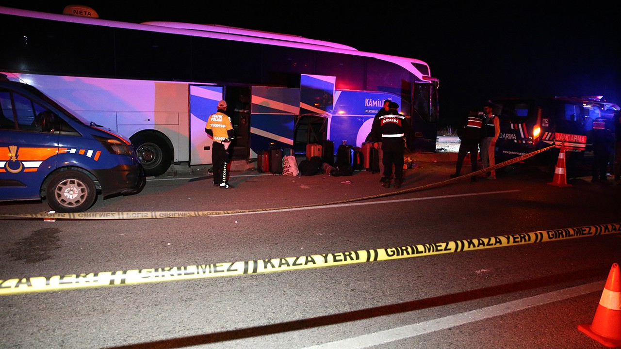 Yolcu otobüsü ile minibüs çarpıştı: 1'i ağır 10 yaralı