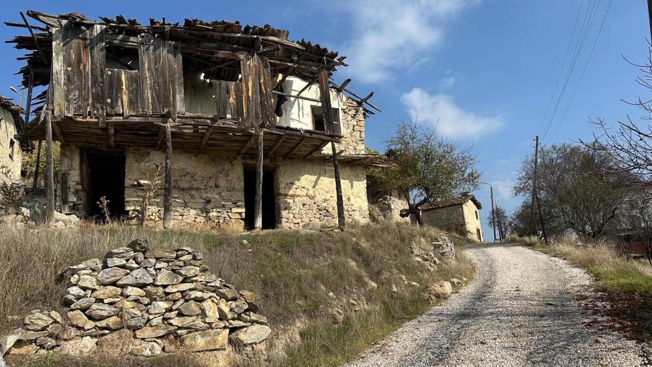 450 yıllık köy hayalet köye dönüştü...Köyde sadece 4 kişi yaşıyor