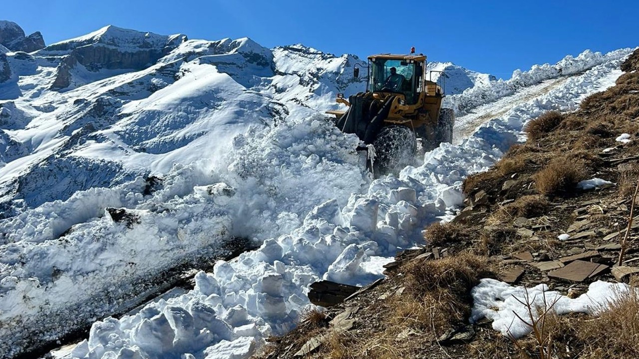 Hakkari'de kar nedeniyle kapanan 22 üs bölgesi yolundan 18'i açıldı