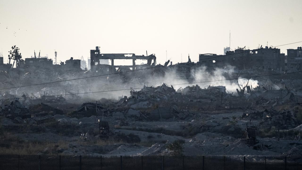 Katil İsrail'in ateşkese rağmen Gazze'de sürdürdüğü saldırılarda 4 Filistinli hayatını kaybetti