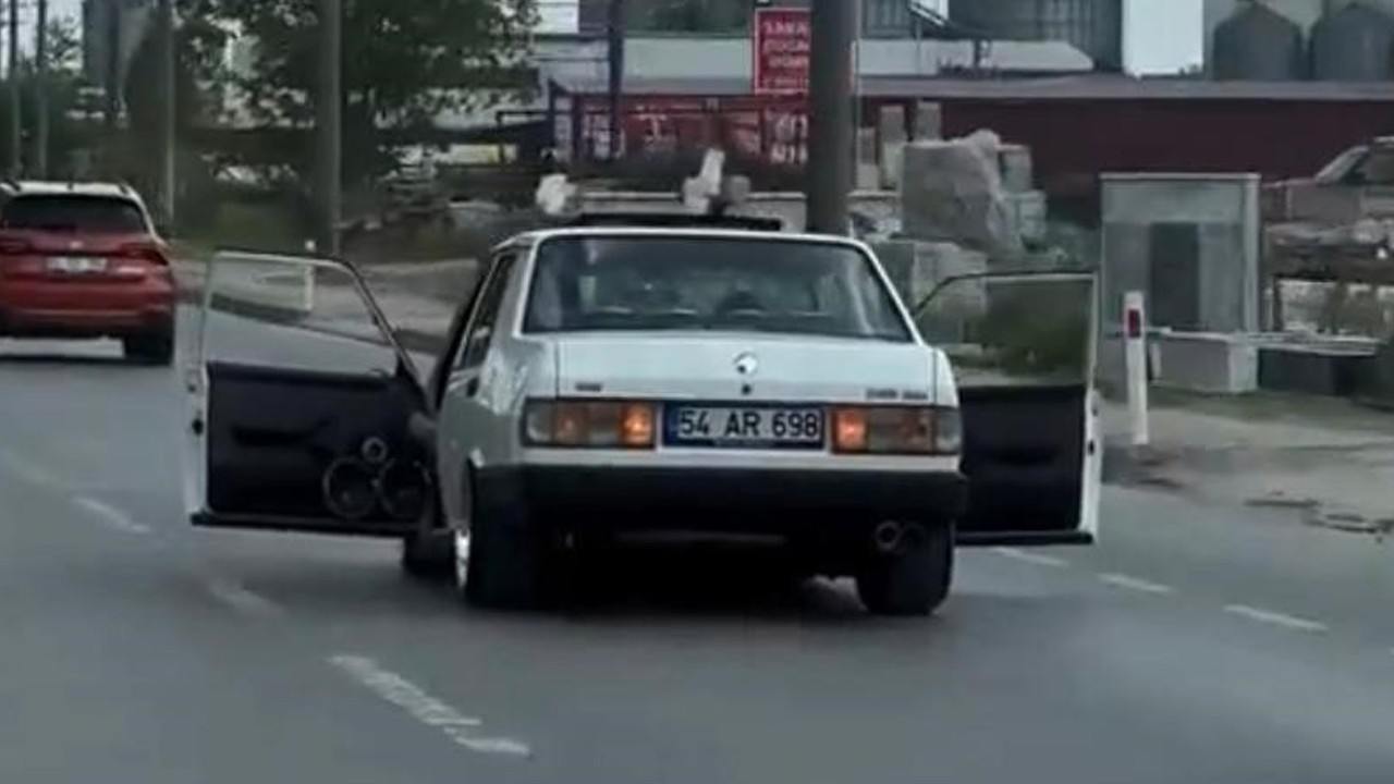 Trafikte akıl almaz anlar: Son ses müzikle kapıları açık vaziyette seyretti