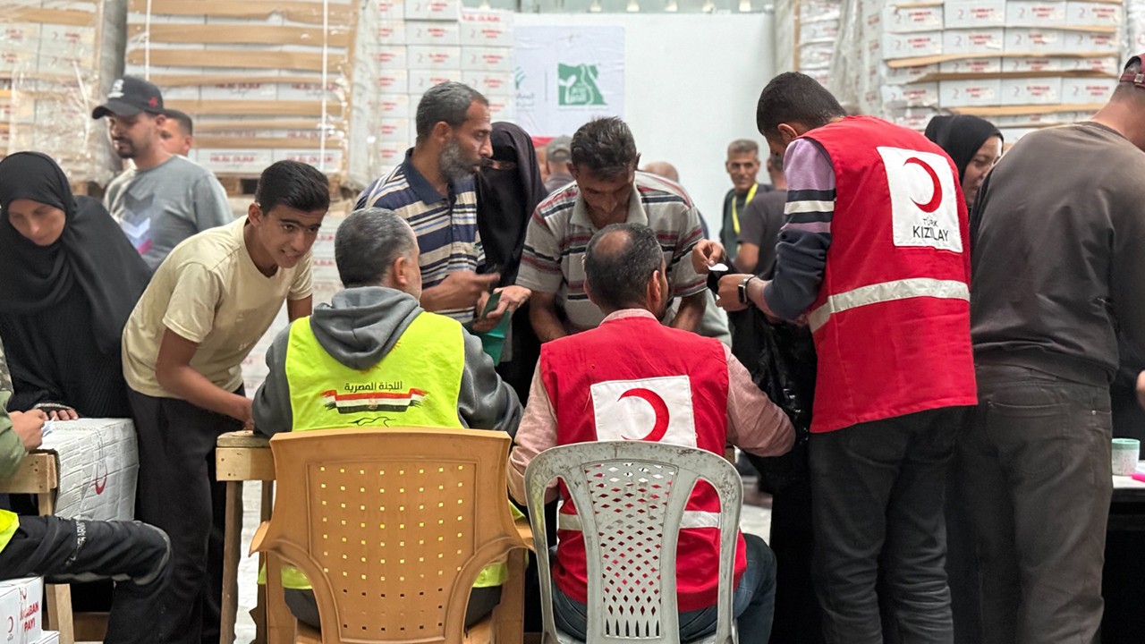 Türk Kızılay Gazze'de günlük 35 bin kişiye sıcak yemek dağıtıyor