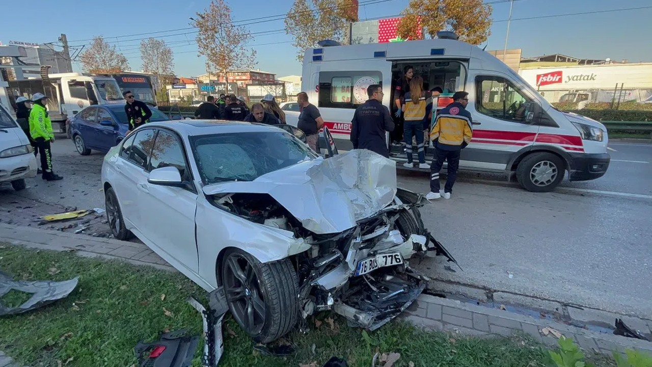Yarışan otomobiller, belediye otobüsüyle çarpıştı: 14 yaralı