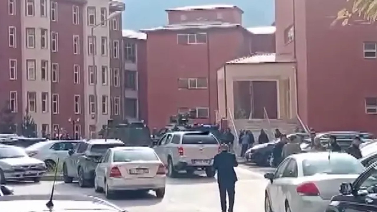 Üniversitede rehine krizi! Çalışma arkadaşını rehin aldı