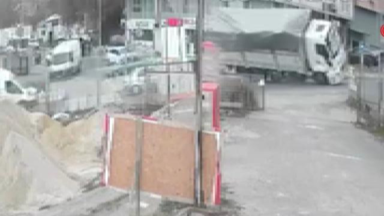 Virajı alamadı, tonlarca yükle yan yattı: O anlar kamerada