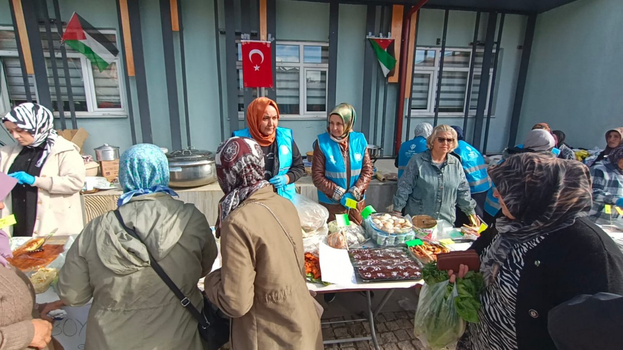 Hüyük'te Filistin için hayır çarşısı kuruldu