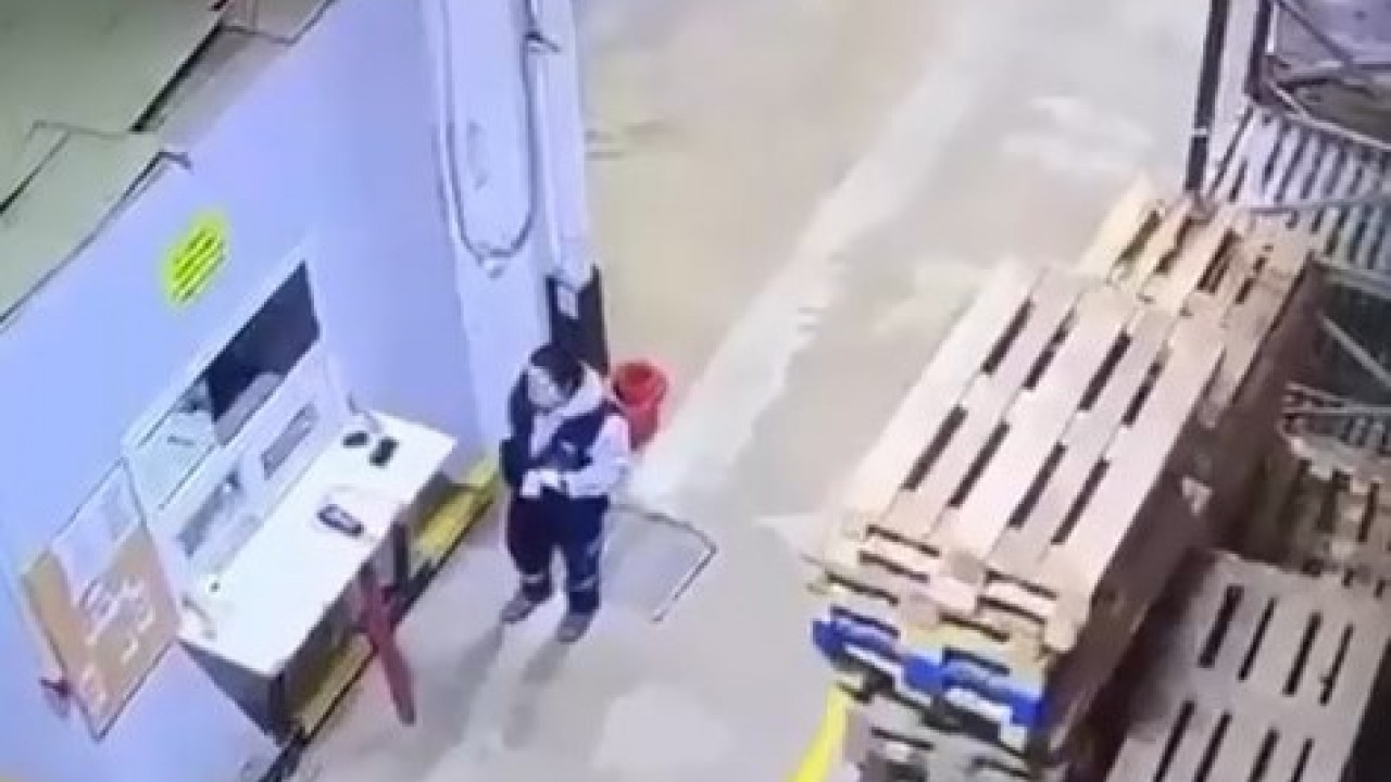 Kadın çalışan paletlerin altında kalmaktan son anda kurtuldu