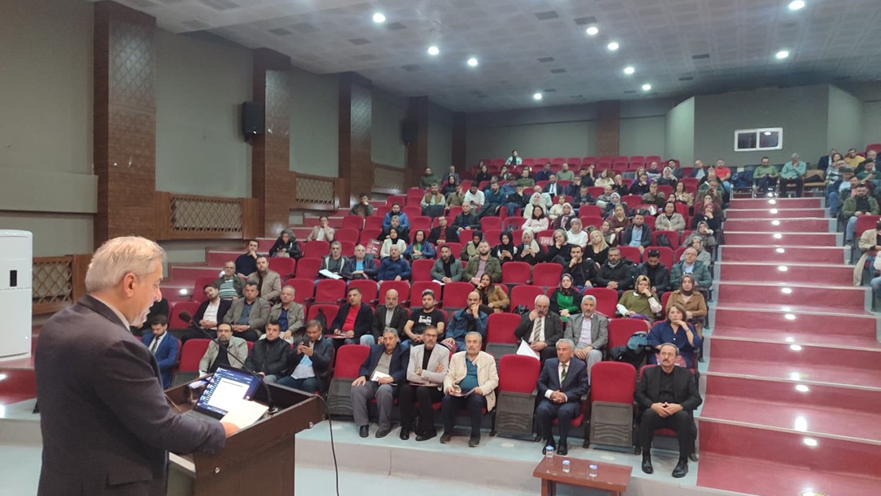 Konya’da “Güvenli Gelecek İçin Dijital Okuryazarlık Projesi” kapsamında eğitim semineri başladı