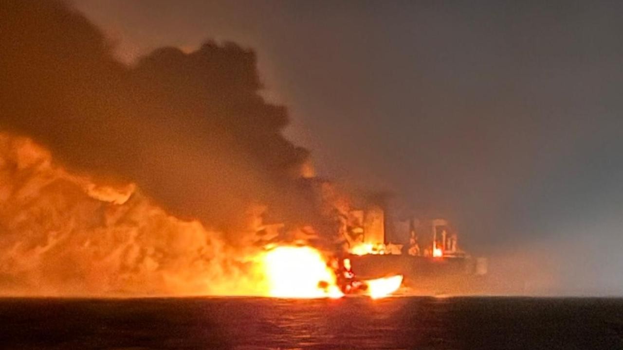 Karadeniz'de 2 gemide yangın: 25 personel tahliye edildi