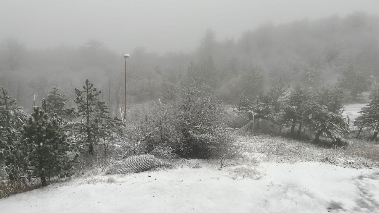 Balıkesir Sındırgı'da yüksek kesimlere kar yağdı