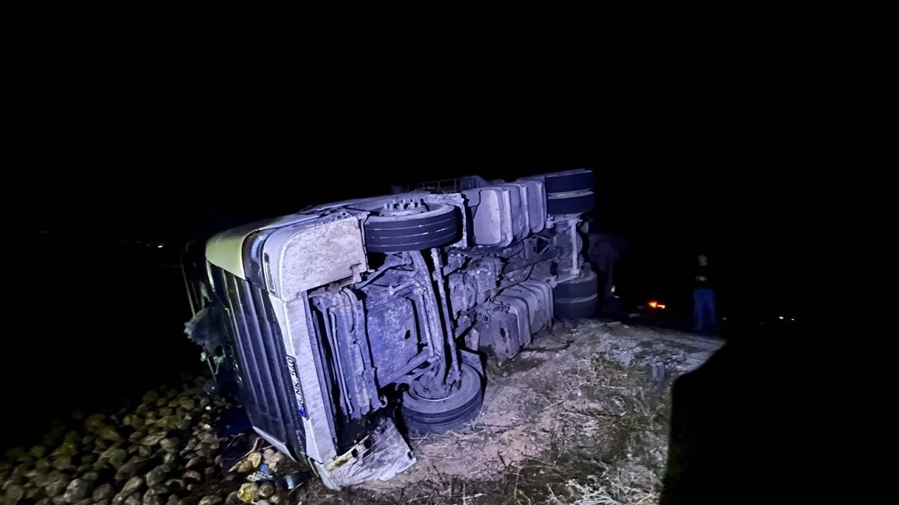 Devrilen tırın sürücüsü öldü