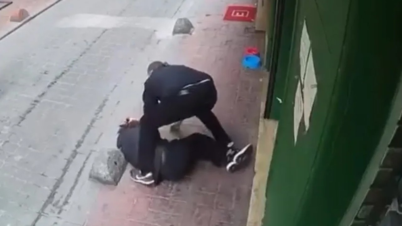 Güvenlik görevlisi kendisine küfreden kişiyi darp etti: 'Adam dövdüm' diyerek teslim oldu