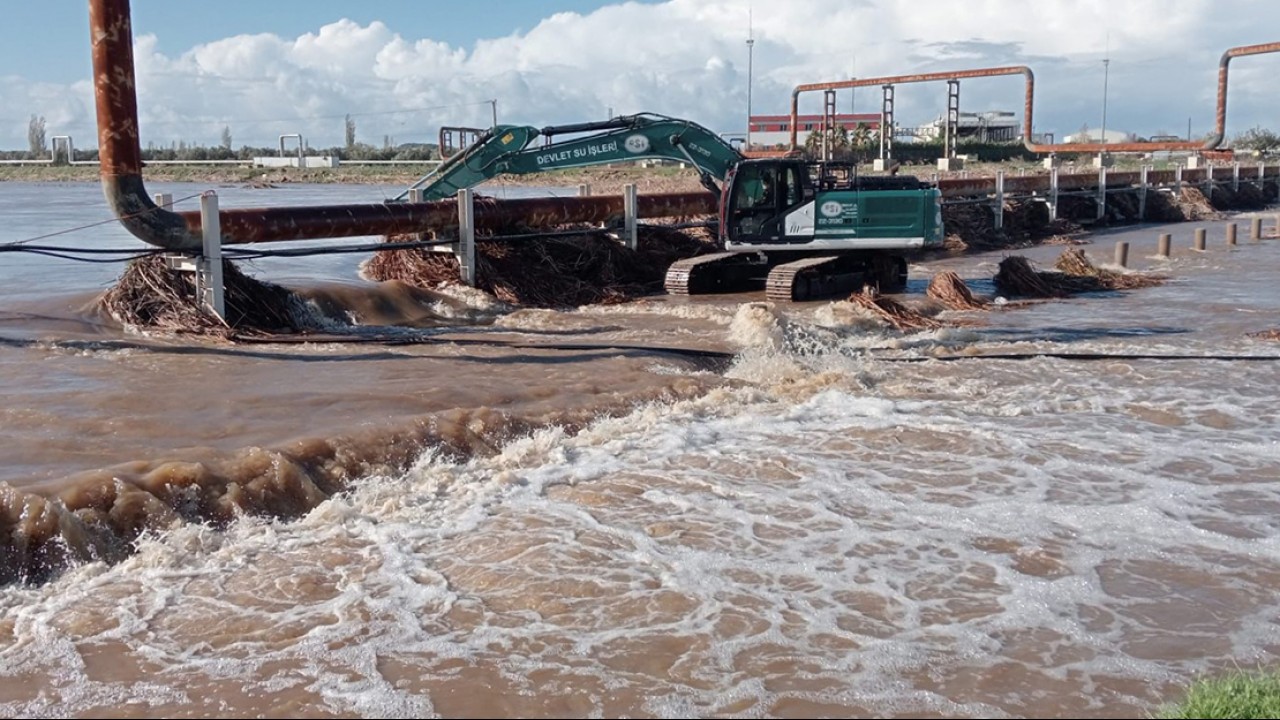 Kuvvetli yağış nedeniyle debisi yükselen Tuzla Çayı taştı