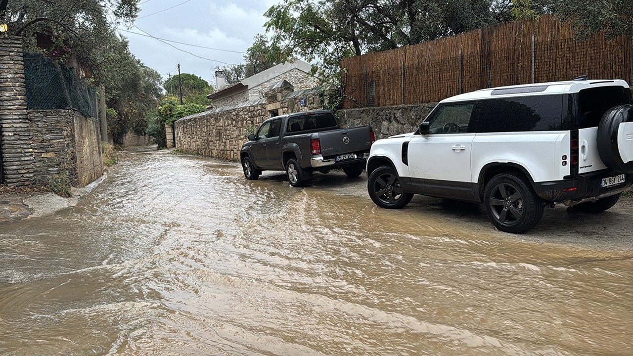 Sağanak, dolu ve fırtına günlük yaşamı olumsuz etkiliyor