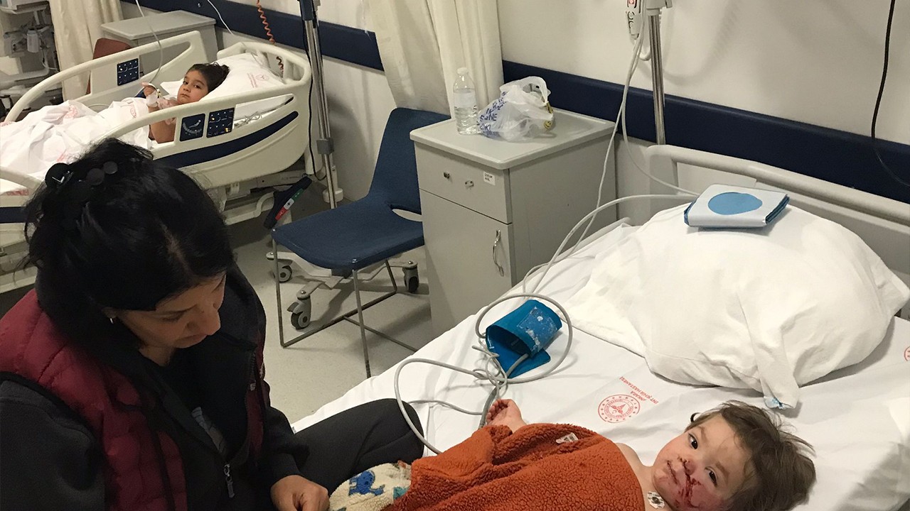 Pitbull saldırısına uğrayan 1,5 ve 5 yaşındaki kardeşler yaralandı