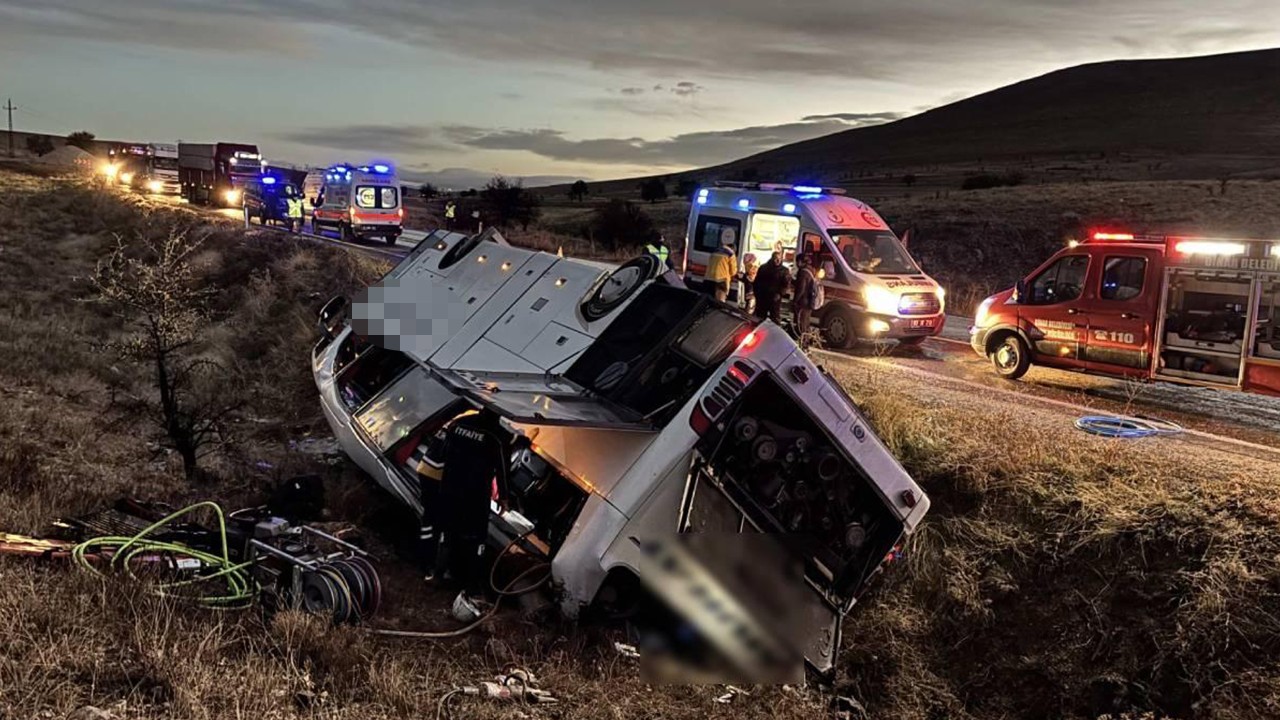 Yolcu otobüsü devrildi: 2 ölü, 21 yaralı