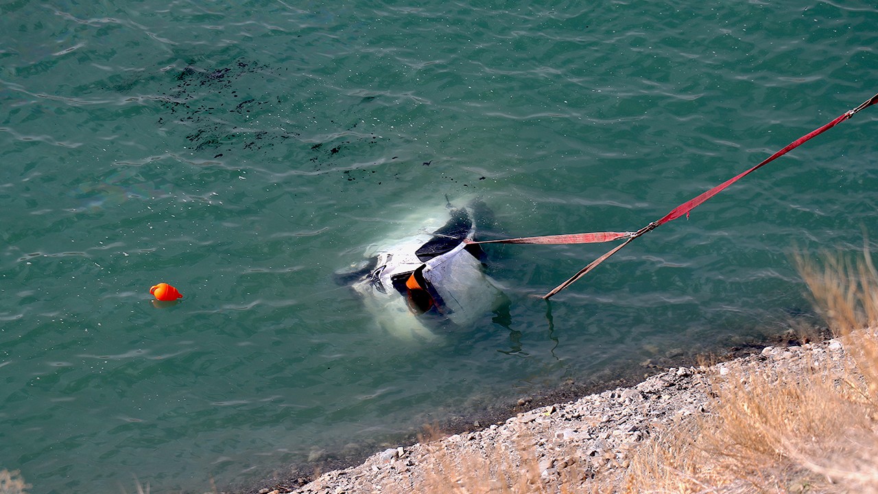 Baraja düşen otomobil vinç yardımıyla çıkarıldı
