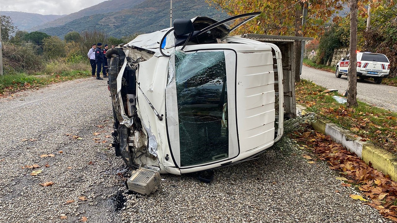 Traktöre çarpmamak için manevra yapan kamyonet devrildi