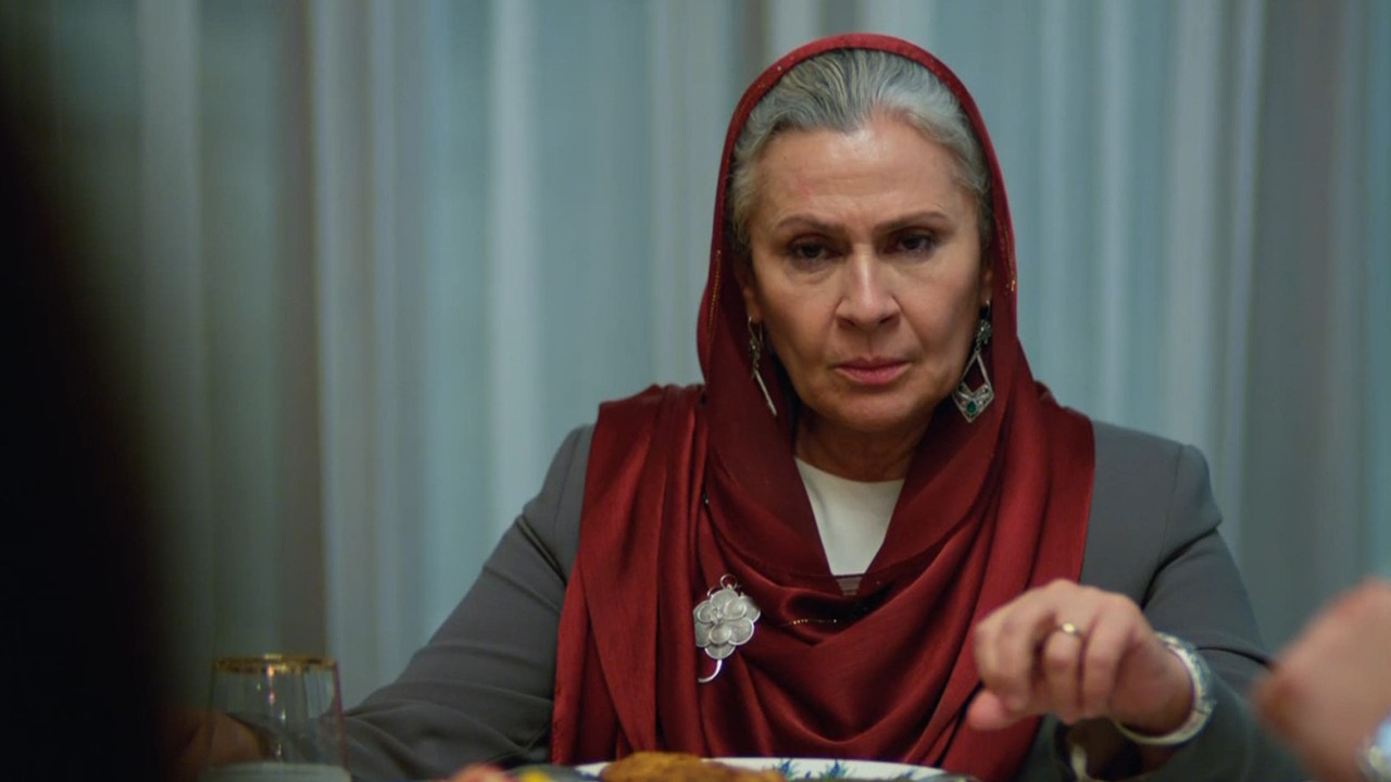 Uzak Şehir’de, Hanımağa 'Sadakat Albora'nın taktığı tel kırma şala yoğun ilgi