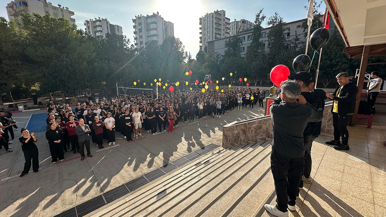 Aynı dönemde kansere yakalanan öğrenciler okullarında balonlarla karşılandı