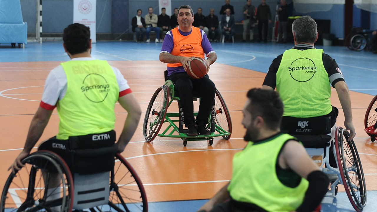 Engelliler ile kurum müdürleri tekerlekli sandalye basketbol maçında karşılaştı