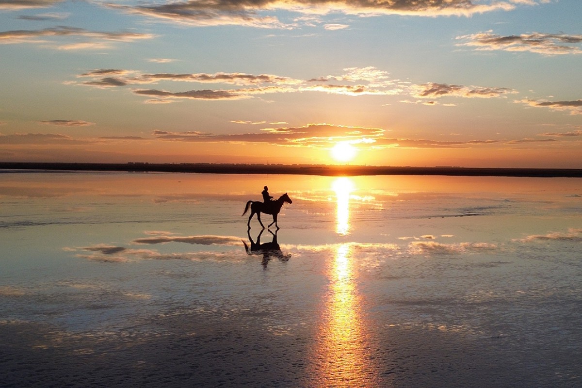 Tuz Gölü’nde gün batımı kızıl tonlarıyla görsel şölen oluşturdu