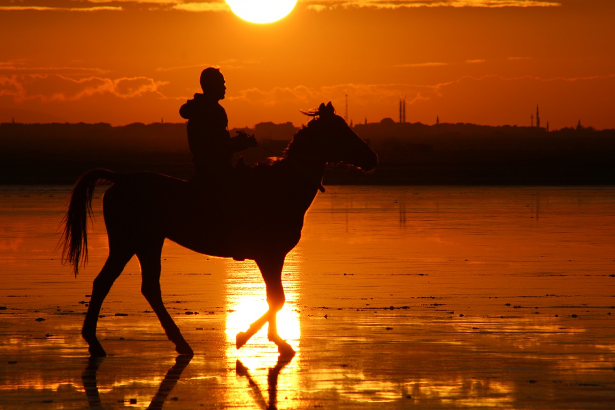 Tuz Gölü’nde gün batımı kızıl tonlarıyla görsel şölen oluşturdu