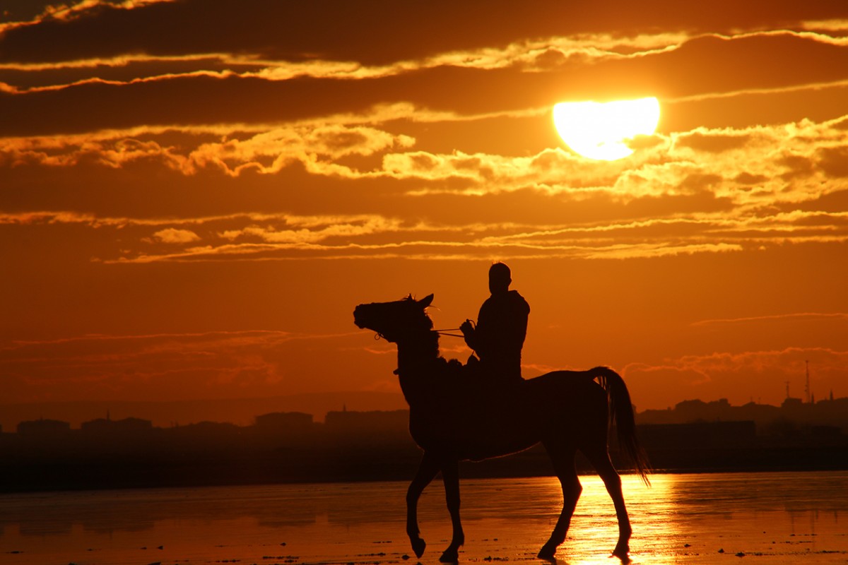 Tuz Gölü’nde gün batımı kızıl tonlarıyla görsel şölen oluşturdu