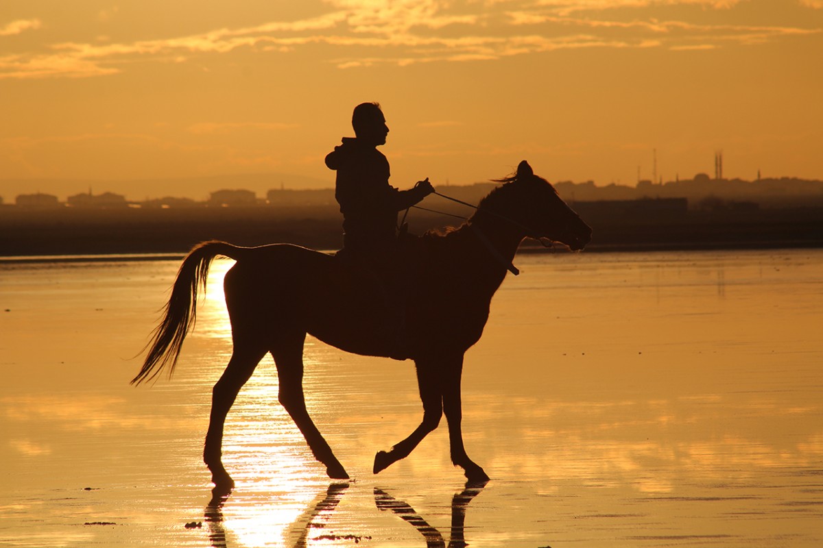 Tuz Gölü’nde gün batımı kızıl tonlarıyla görsel şölen oluşturdu