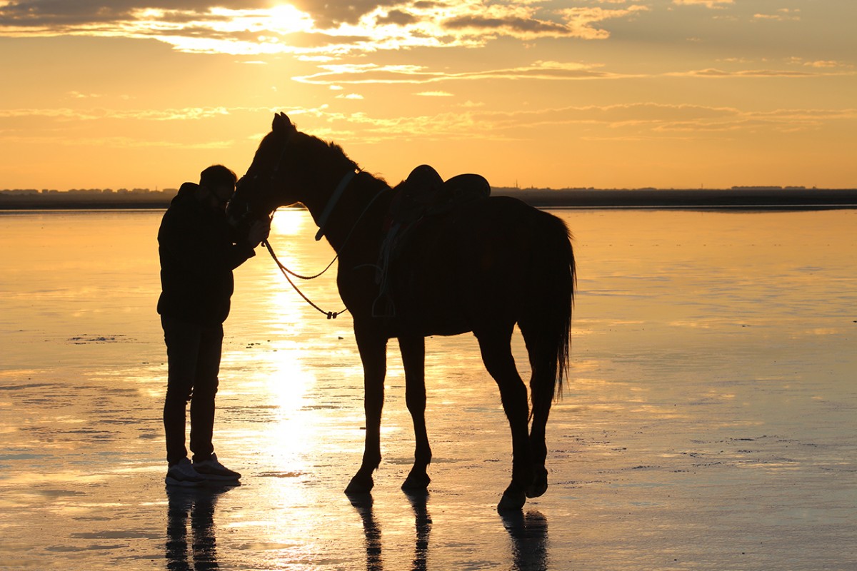 Tuz Gölü’nde gün batımı kızıl tonlarıyla görsel şölen oluşturdu