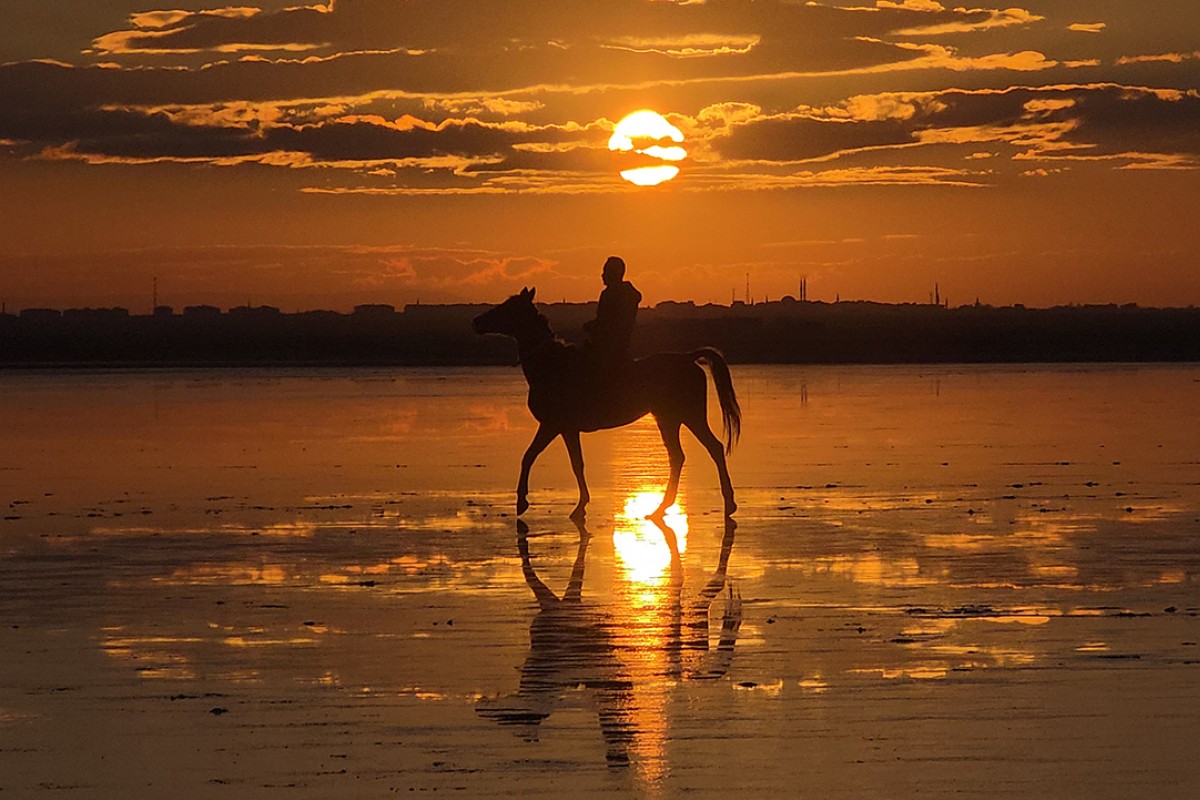 Tuz Gölü’nde gün batımı kızıl tonlarıyla görsel şölen oluşturdu