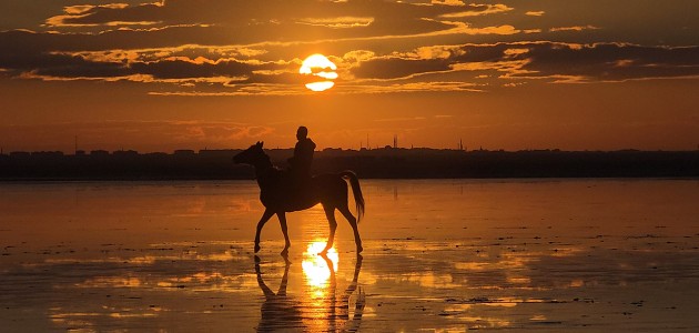 Tuz Gölü’nde gün batımı kızıl tonlarıyla görsel şölen oluşturdu