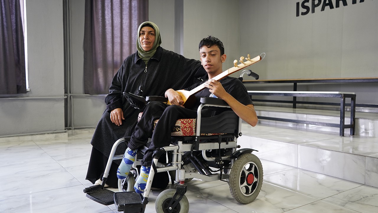 16 yaşındaki Muhammet Eren müzikle engelleri aşıyor