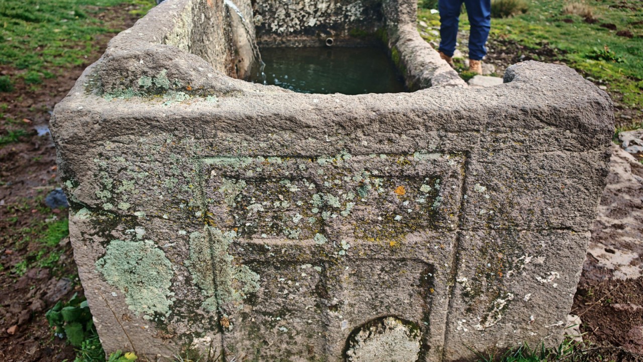 Doğa yürüyüşünde su oluğu olarak kullanılan lahit buldular